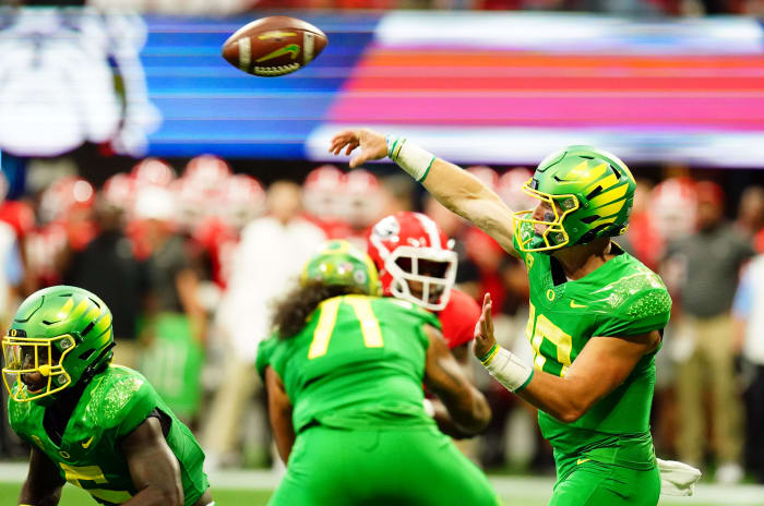 Sep 3, 2022; Atlanta, Georgia, USA; Oregon Ducks quarterback Bo Nix (10) passes against the Georgia Bulldogs during the first quarter of the Chick-fil-A kickoff game at Mercedes-Benz Stadium. Mandatory Credit: John David Mercer-USA TODAY Sports